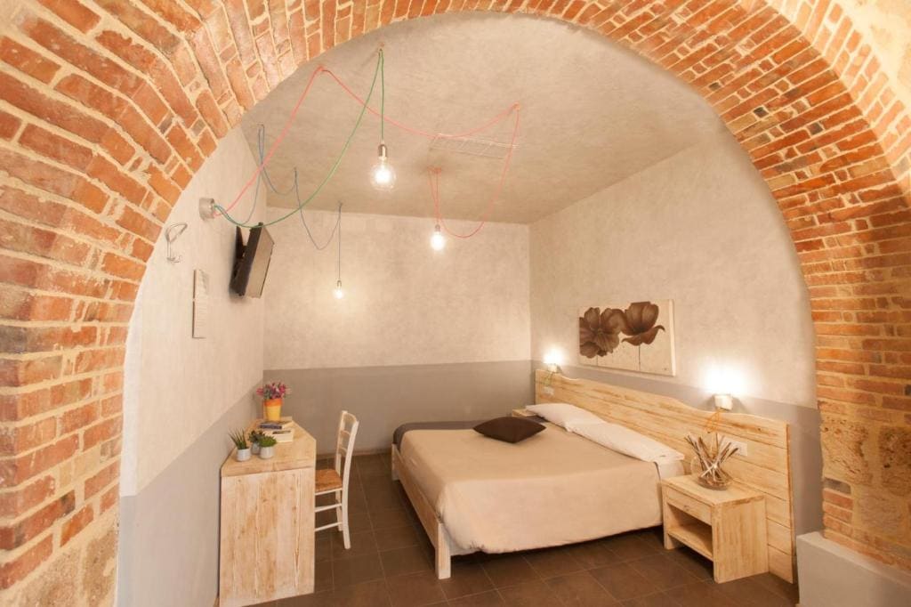 Deluxe Double Room with Shower room - Image 3