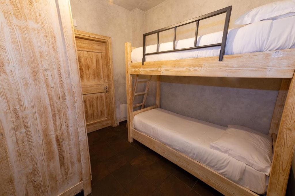 Family Room with Private Bathroom room - Image 3