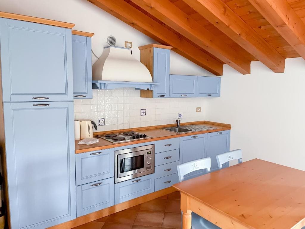 Classic One-Bedroom Apartment room - Image 1