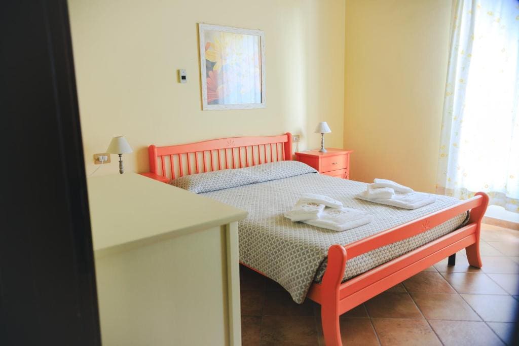 Classic One-Bedroom Apartment room - Image 3