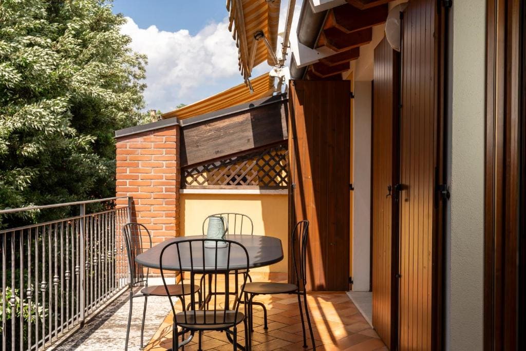 One-Bedroom Apartment with Balcony room - Image 3