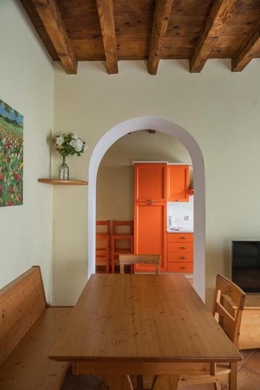 One-Bedroom Apartment with Balcony room - Image 1