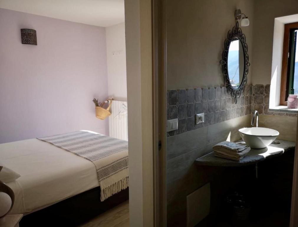 Deluxe Double Room with Side Sea View room - Image 3
