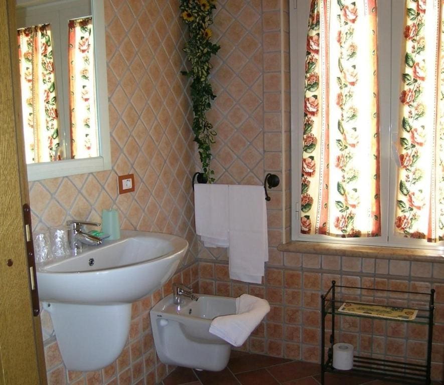 Economy Double Room room - Image 2