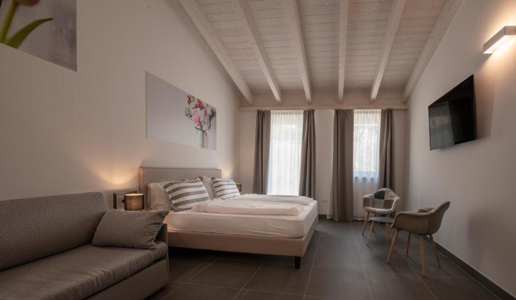 One-Bedroom Apartment room - Image 1