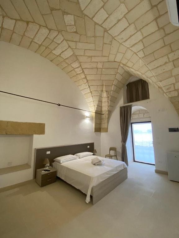 Large Double or Twin Room room - Image 3