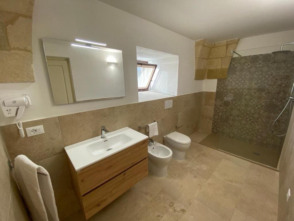 Large Double or Twin Room room - Image 1