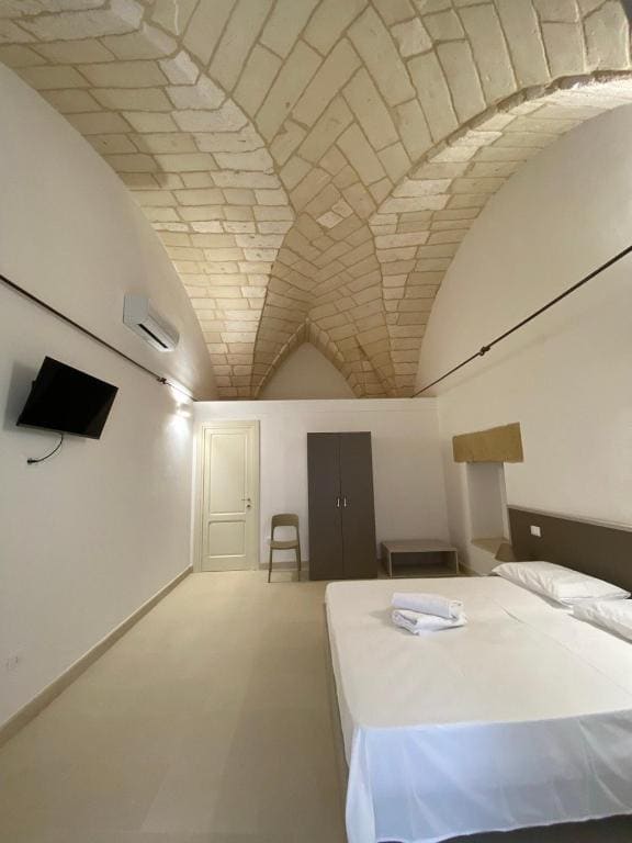Large Double or Twin Room room - Image 2