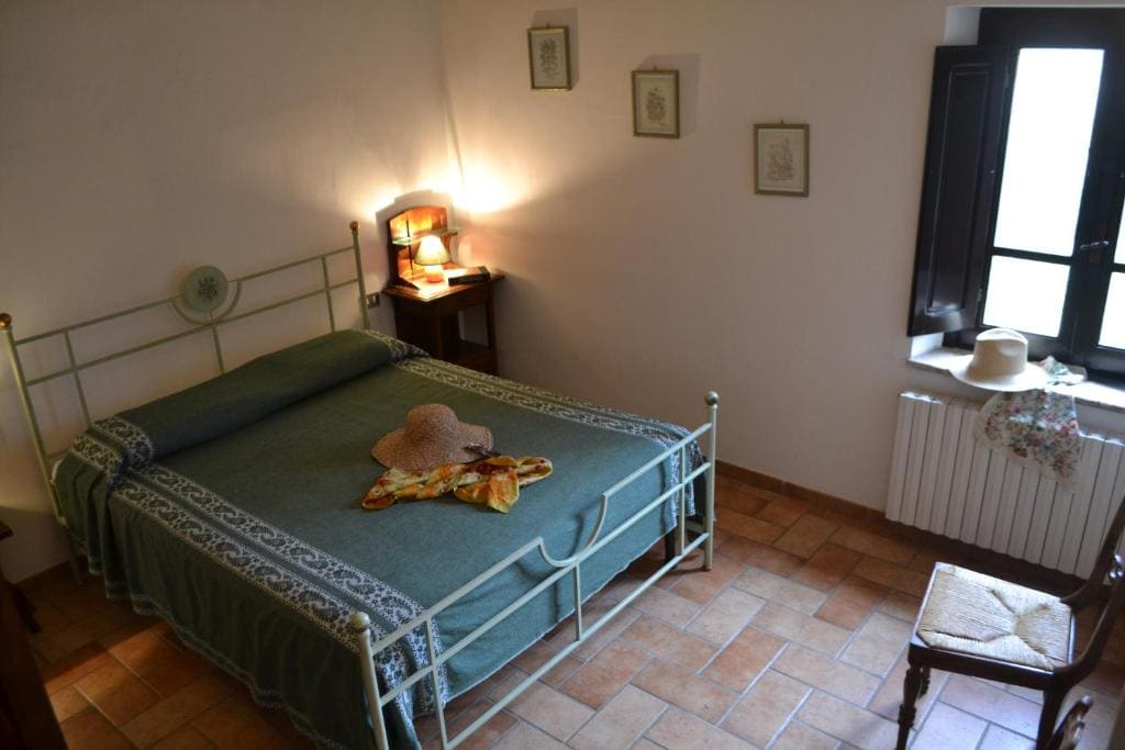 One-Bedroom Apartment room - Image 1