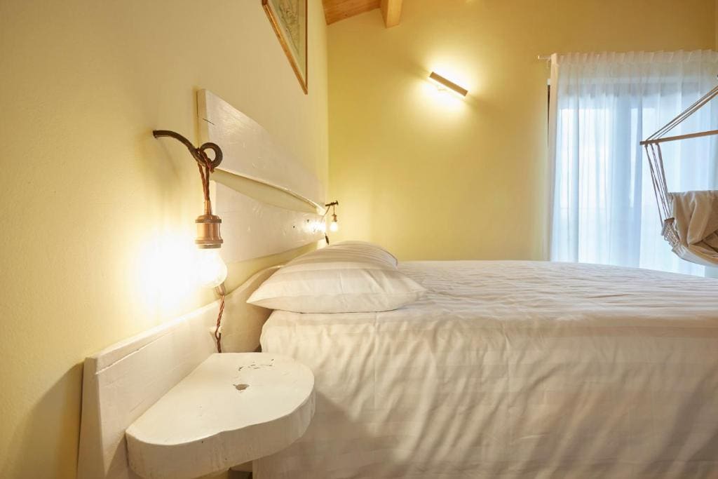 Double Room with Pool View room - Image 2