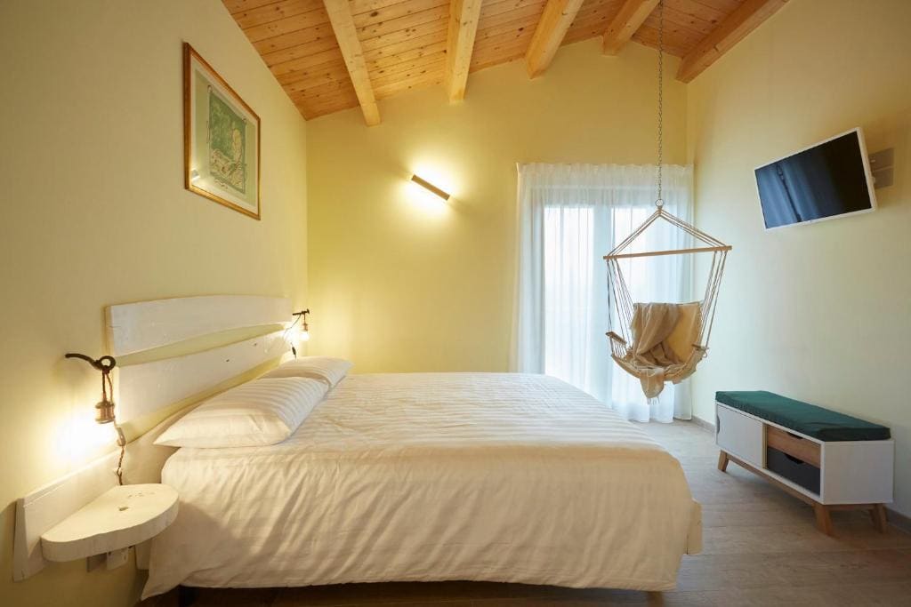 Double Room with Pool View room - Image 3