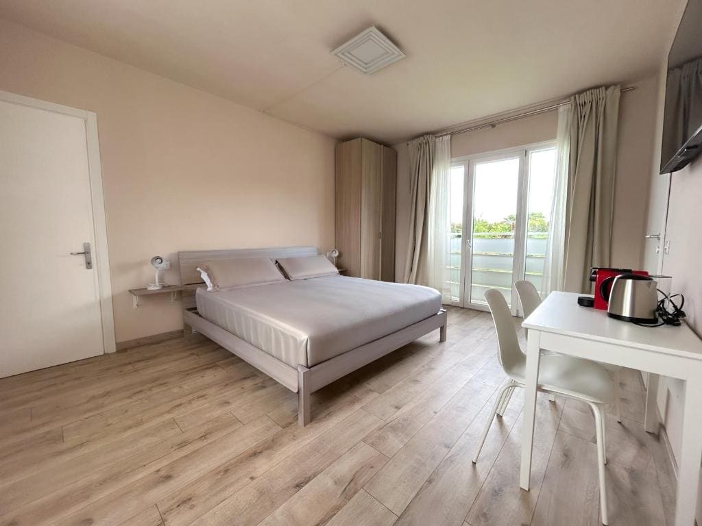 Double Room with Garden View room - Image 3