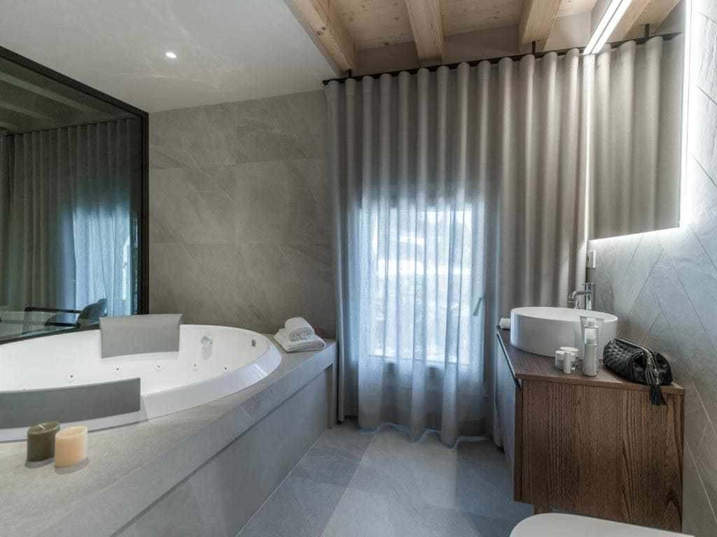 Suite with Hot Tub room - Image 1