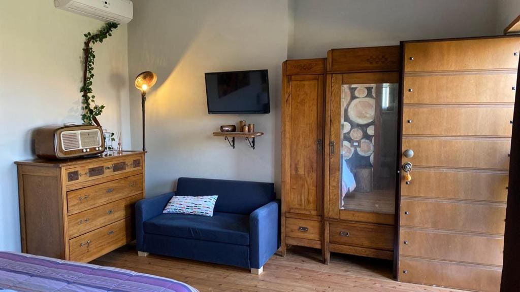 King Room with Roll-In Shower - Disability Access room - Image 3