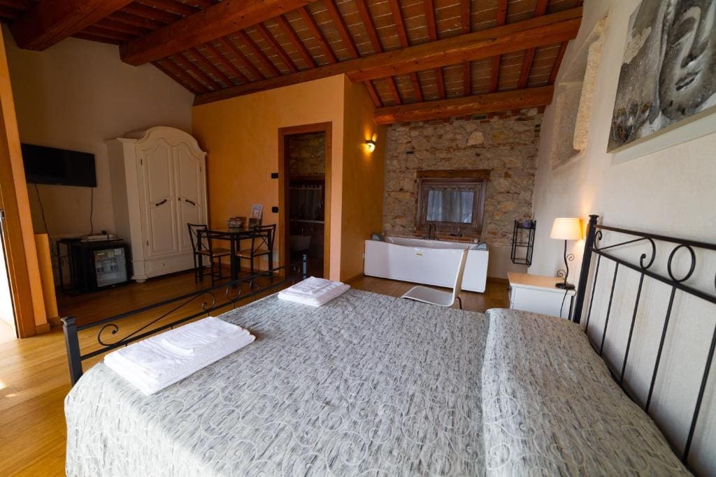 Double Room with Spa Bath room - Image 3