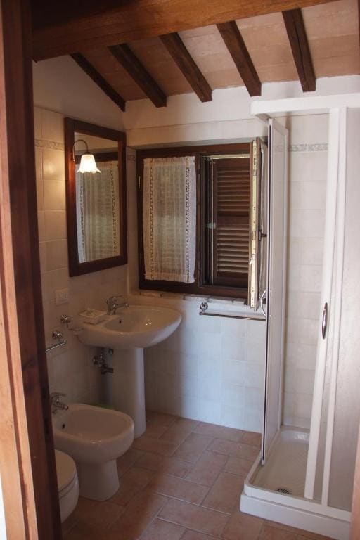 Large Two-Bedroom Apartment room - Image 1