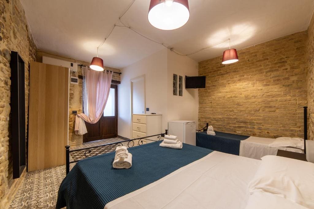 Comfort Triple Room with Shower room - Image 3