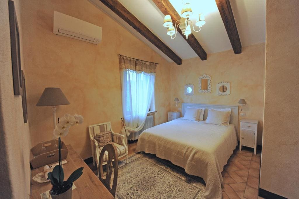 Deluxe Double Room with Shower room - Image 1
