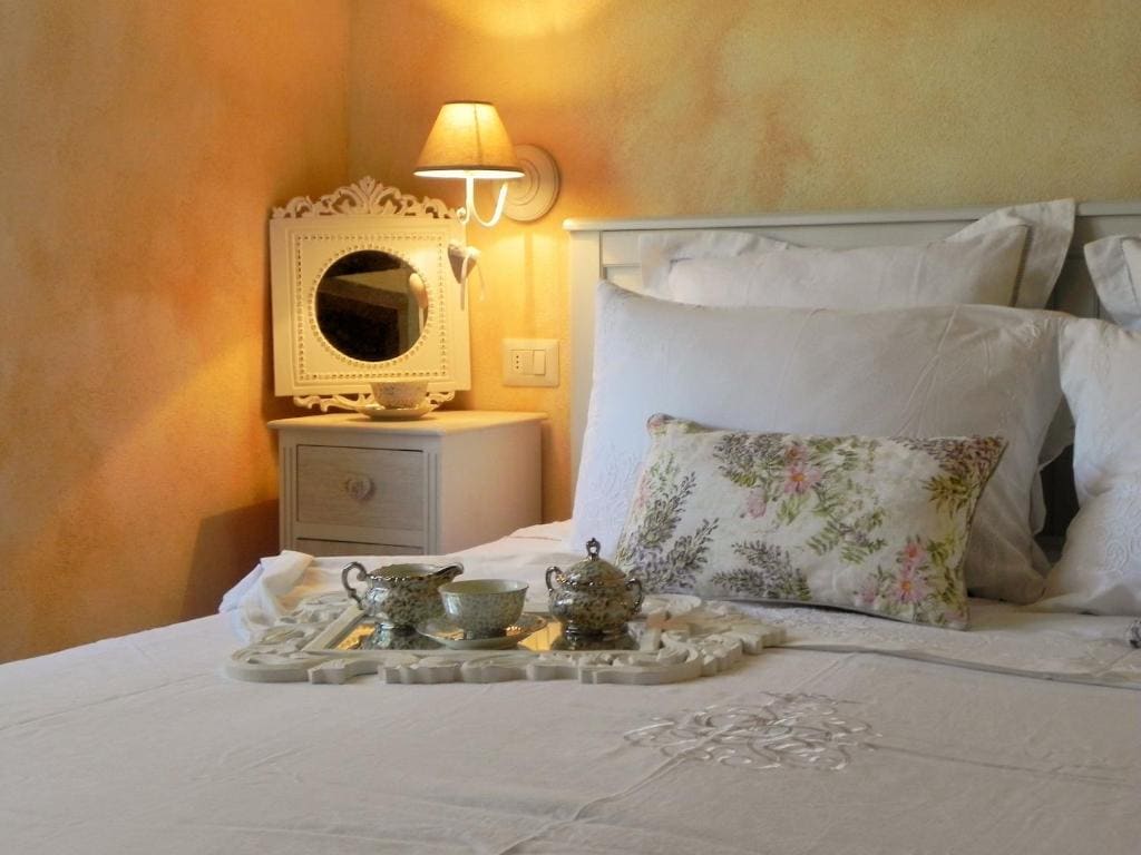 Deluxe Double Room with Shower room - Image 3