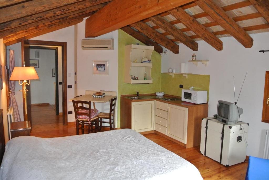 Apartment room - Image 1
