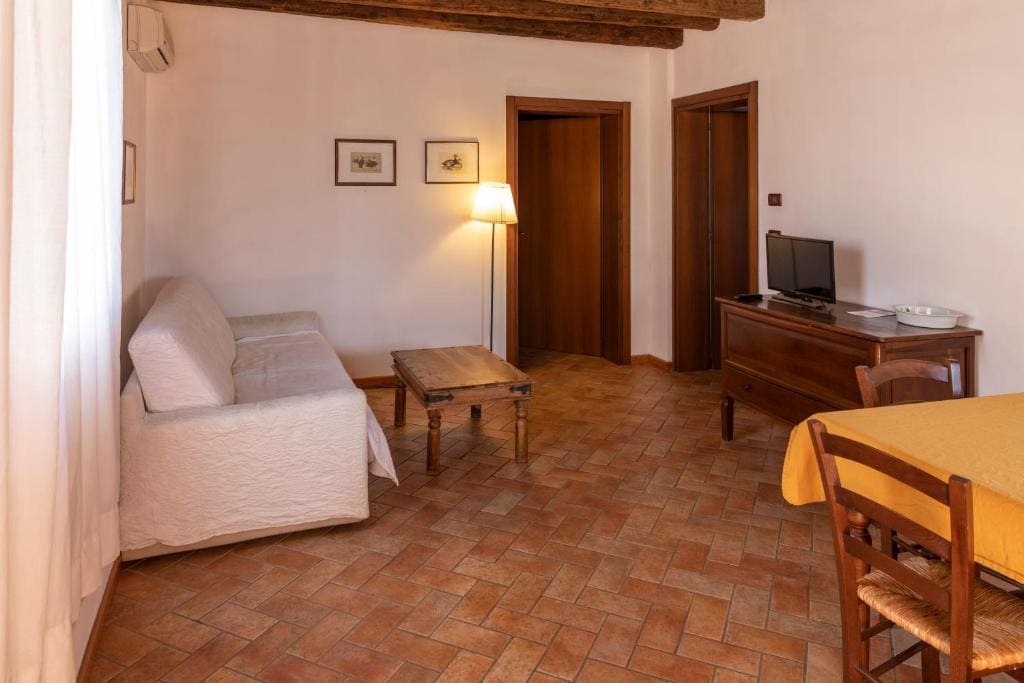 Apartment room - Image 2