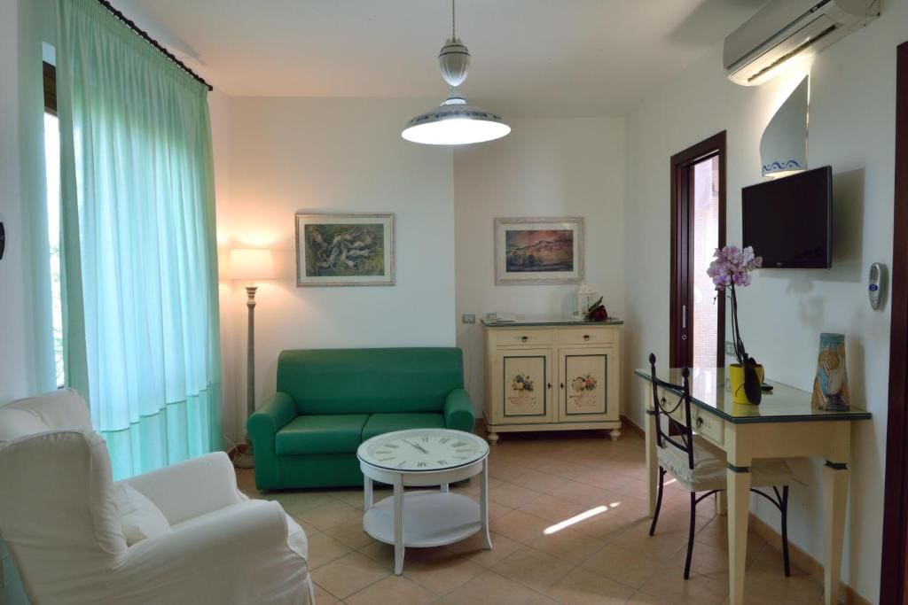 Family Room room - Image 2