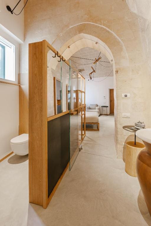 Deluxe Double Room with Shower room - Image 3
