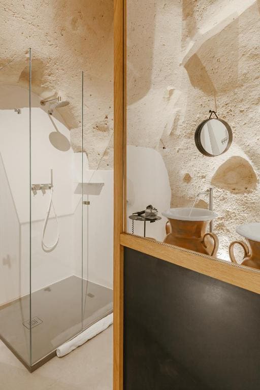 Deluxe Double Room with Shower room - Image 2