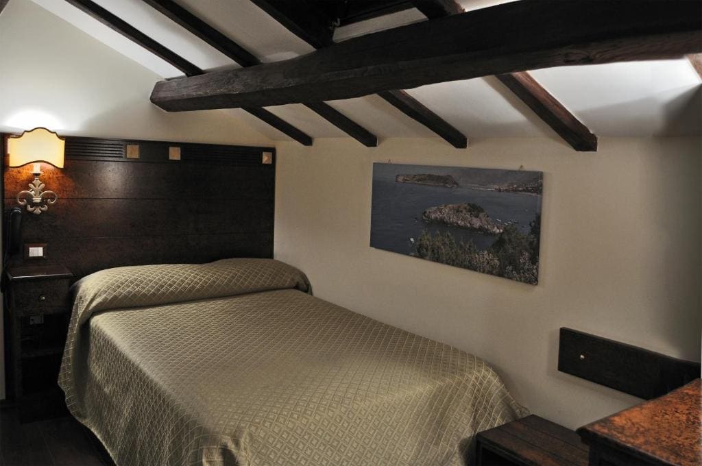 Double Room with Small Double Bed room - Image 1
