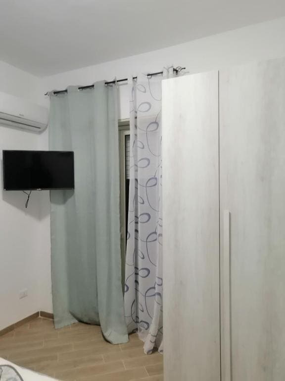 Double Room with Balcony room - Image 2