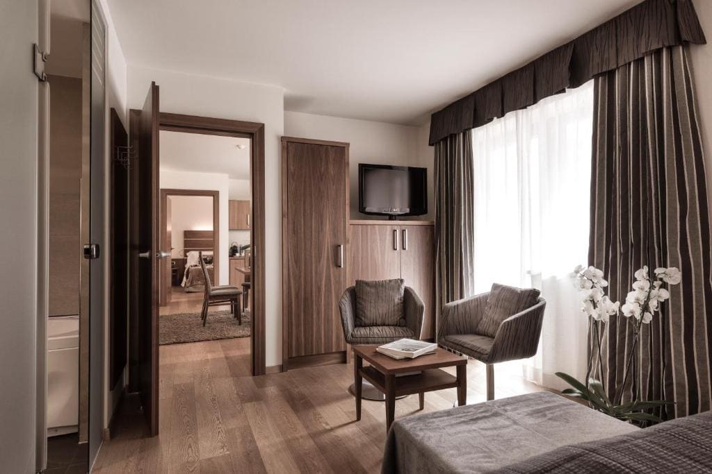 Deluxe Family Suite room - Image 1