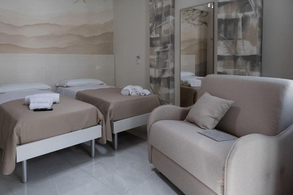 Superior Triple Room room - Image 3
