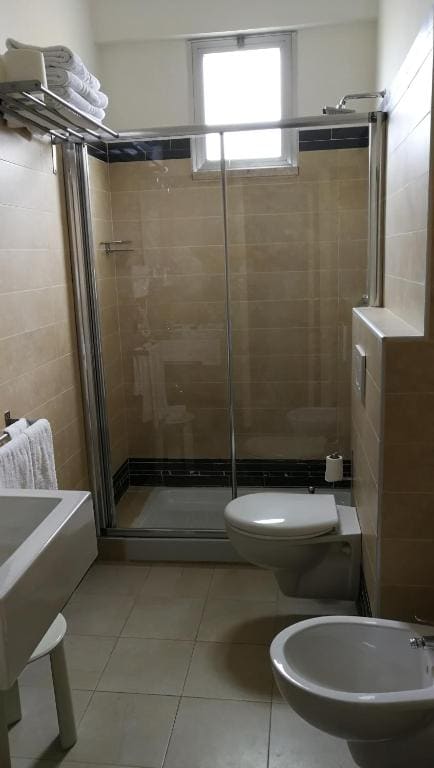 Deluxe Quadruple Room room - Image 1