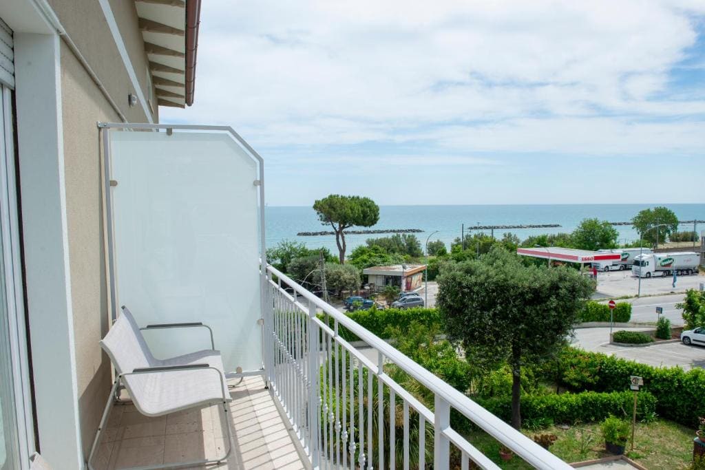 Double Room with Sea View room - Image 2