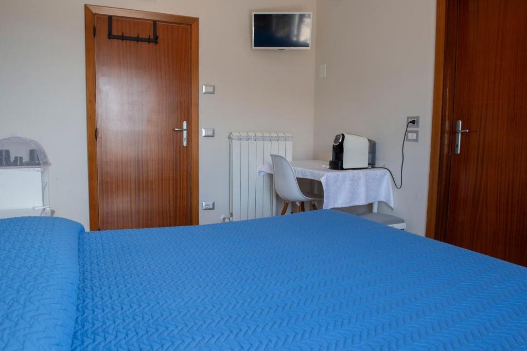 Double Room with Sea View room - Image 3