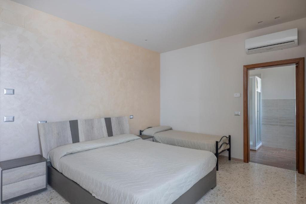 Standard Triple Room with Sea View room - Image 3