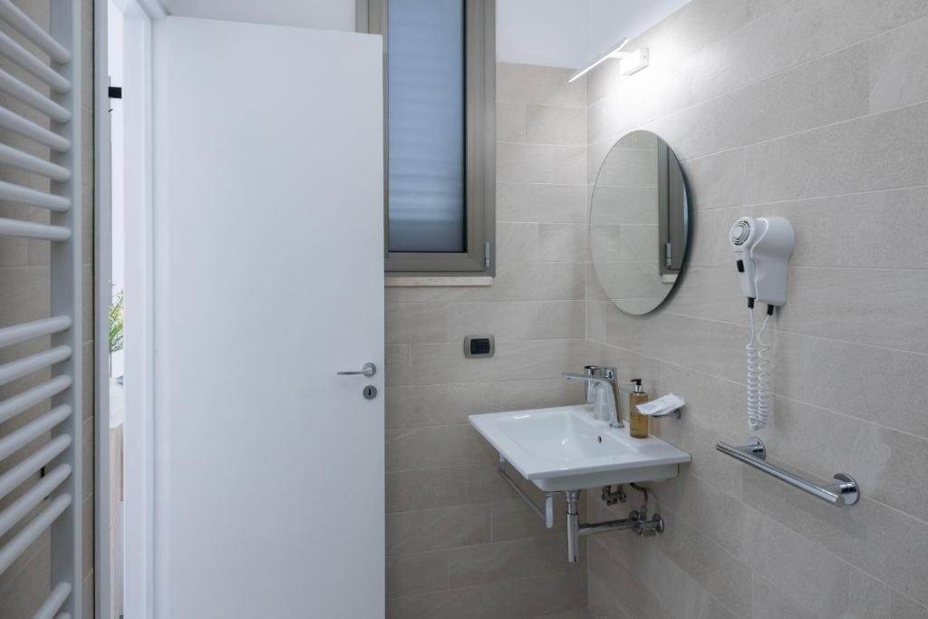 Double Room with Balcony room - Image 2