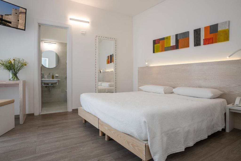 Double Room with Balcony room - Image 3