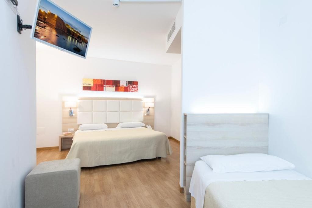 Superior Triple Room room - Image 3