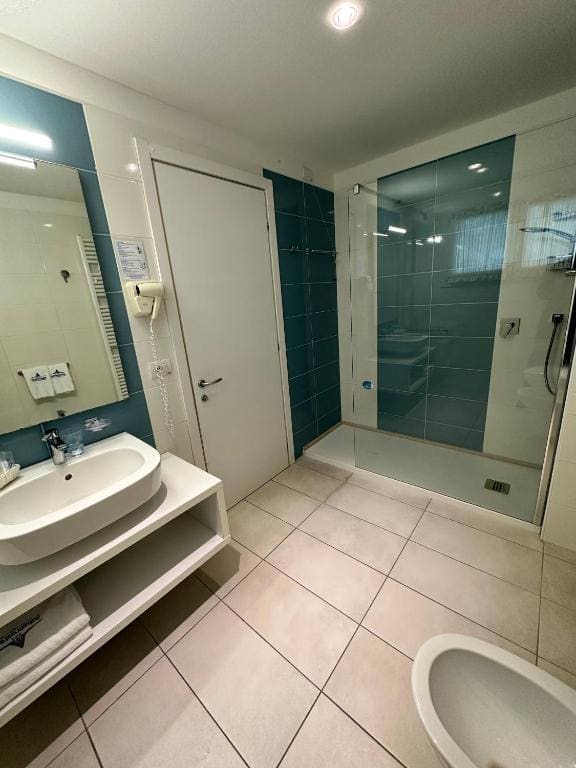 Comfort Quadruple Room room - Image 1
