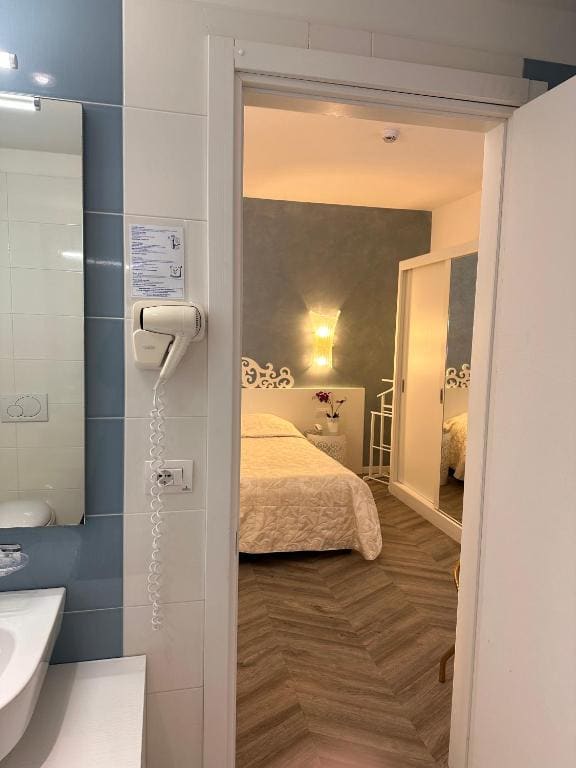 Comfort Quadruple Room room - Image 3