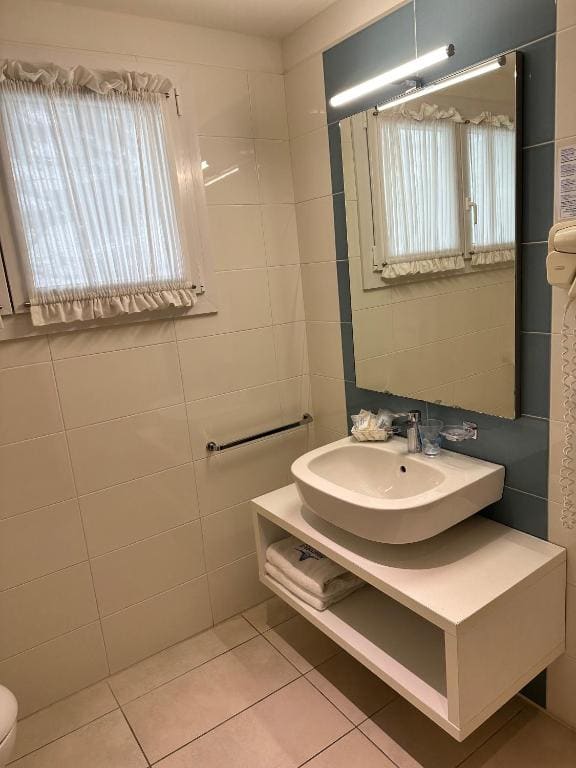 Comfort Quadruple Room room - Image 2