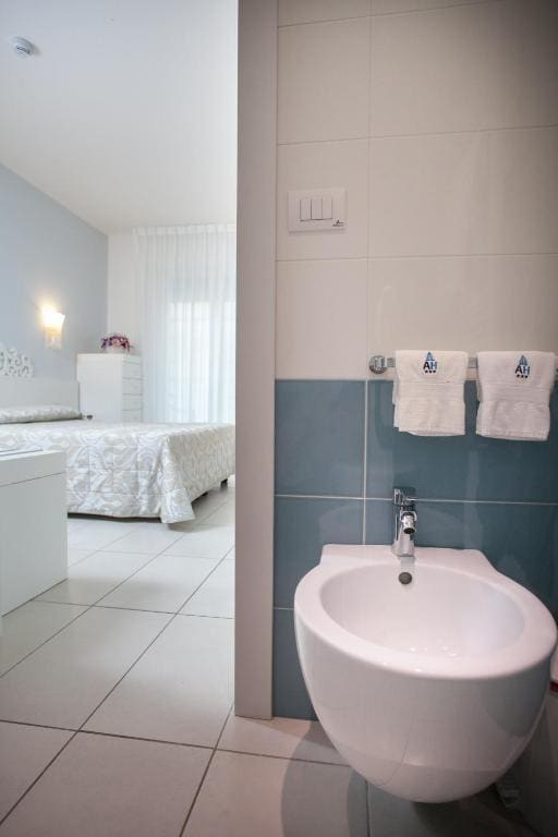 Comfort Triple Room room - Image 2