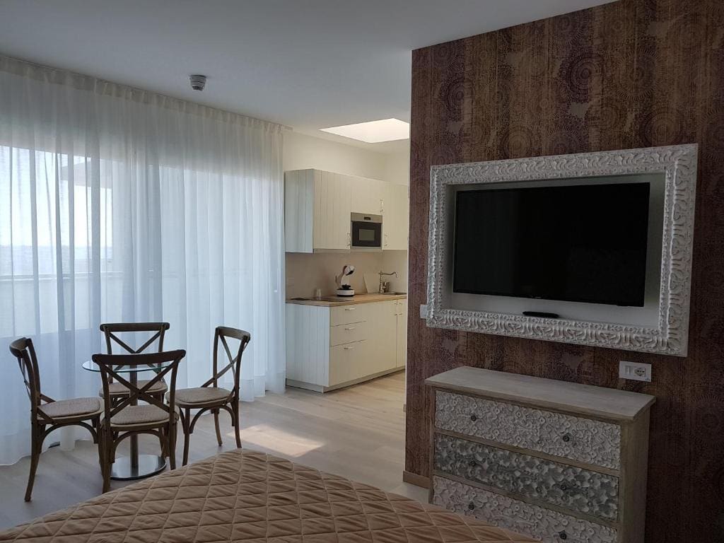 Deluxe Suite with Sea View room - Image 2