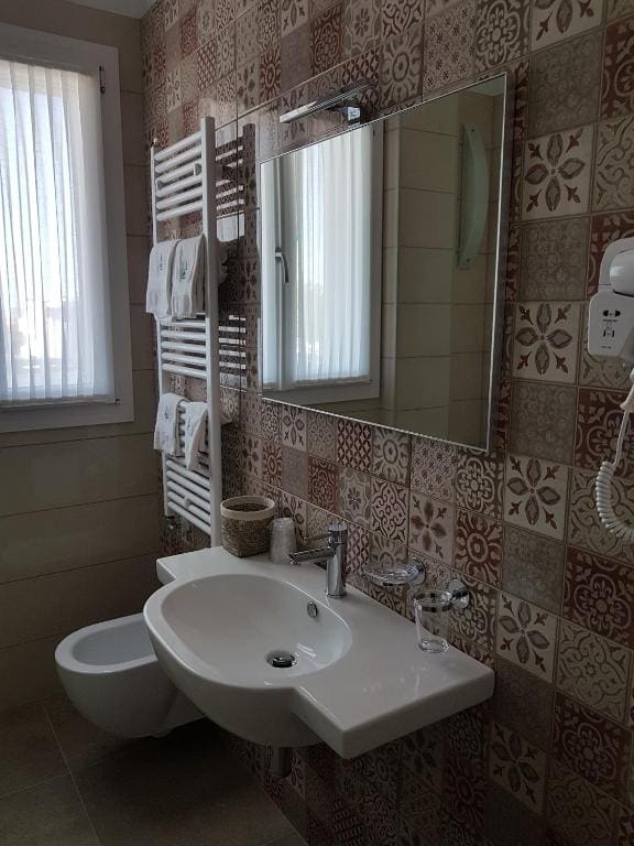 Deluxe Suite with Sea View room - Image 3