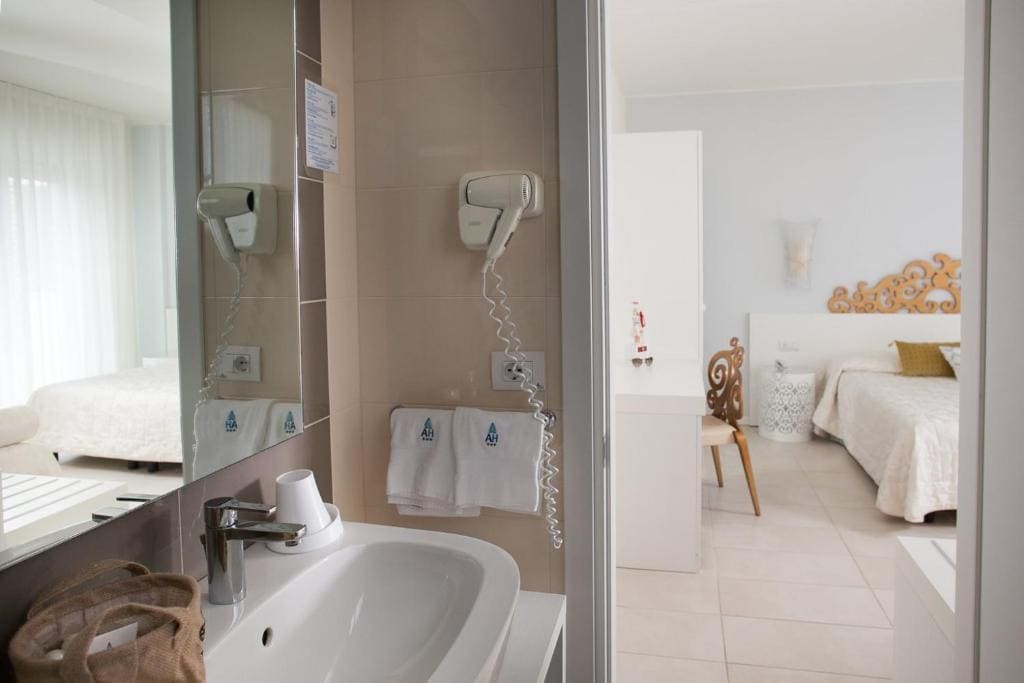 Triple Room with Sea View room - Image 2