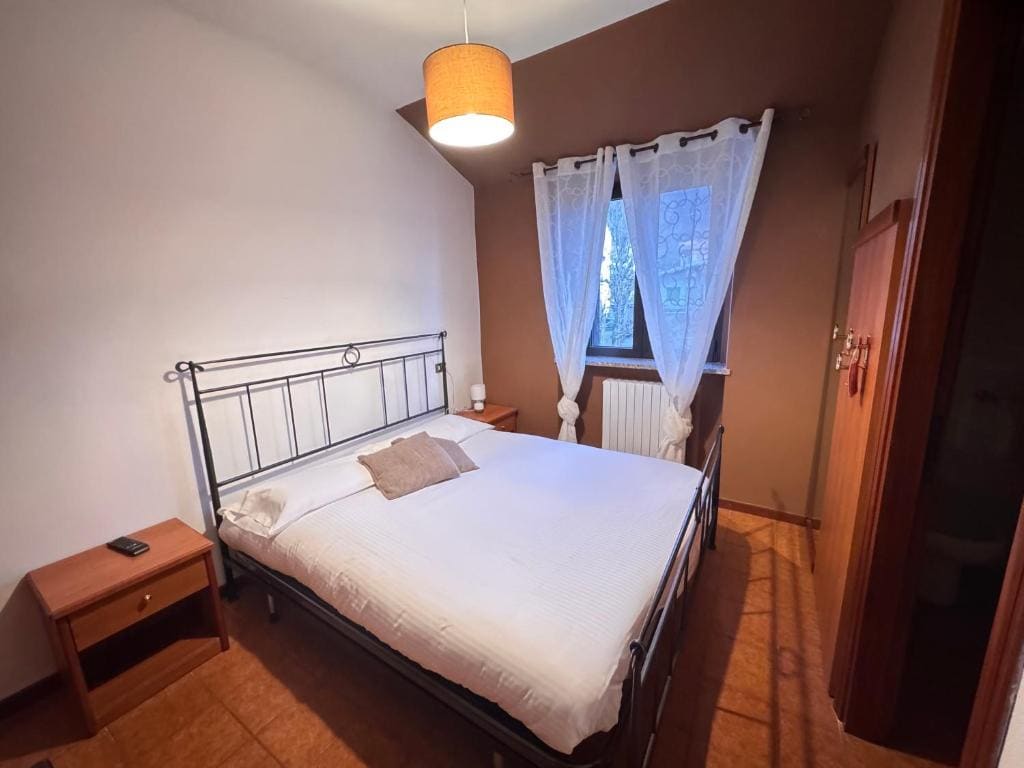 Small Double Room room - Image 2
