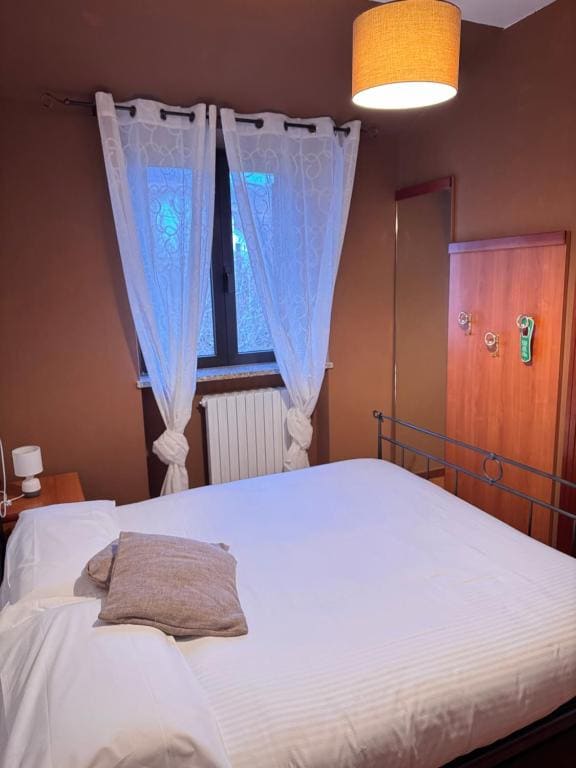 Small Double Room room - Image 1