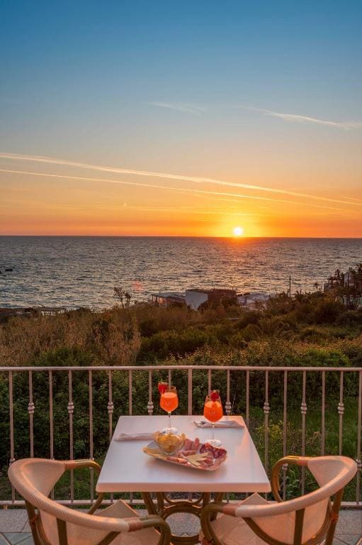 Double Room with Balcony and Sea View room - Image 3