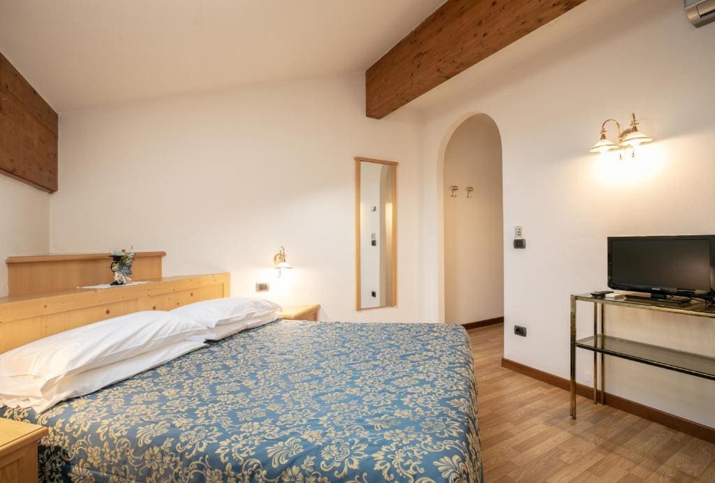 Standard Double or Twin Room with Balcony room - Image 3